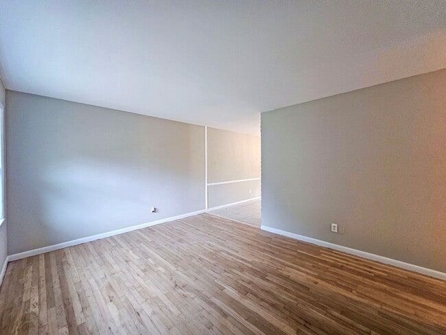 Building Photo - Spacious 4 Bedroom Home Near University Av...