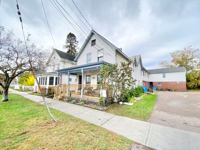 Building Photo - 93 Walnut St