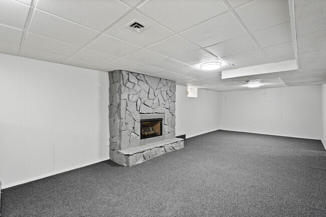Building Photo - Stunning 3 bed, 2 bath home in East Hills available August 1!