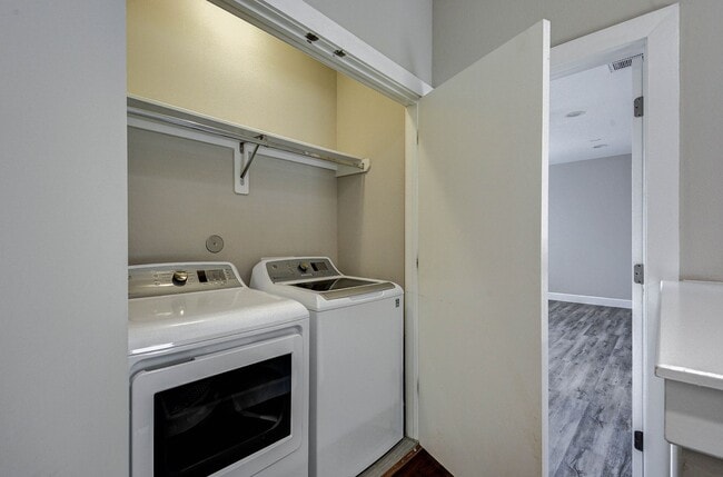 Building Photo - Modern Comfort Meets City Living — 3-Story Townhome Ready Now!