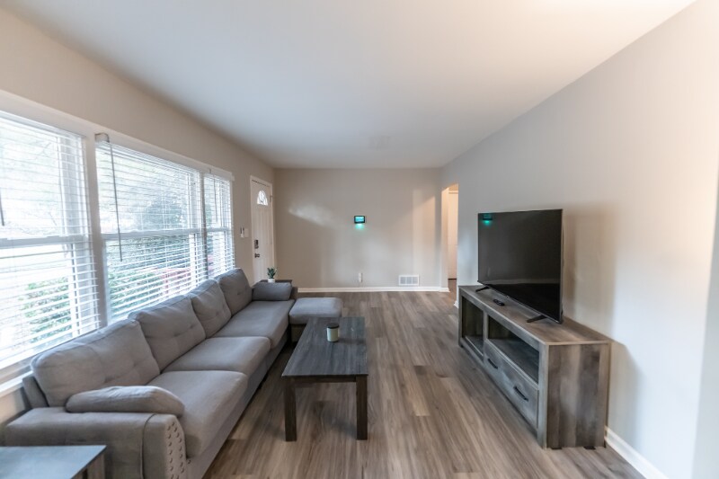 Building Photo - 586 Oakside Dr SW