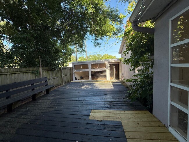 Building Photo - Euclid/Woodlawn Roommate Dream 4/3 home