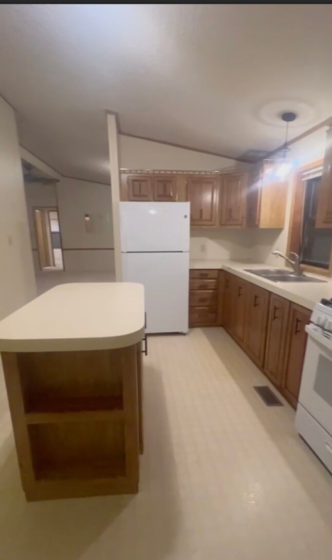 Building Photo - 23550 Primrose Ln