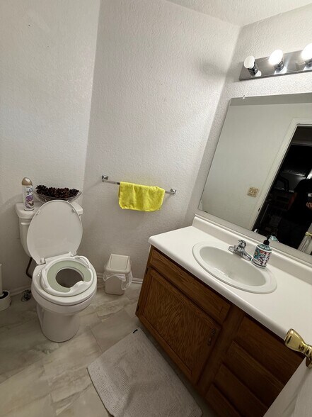 Building Photo - 8043 Clay Dr