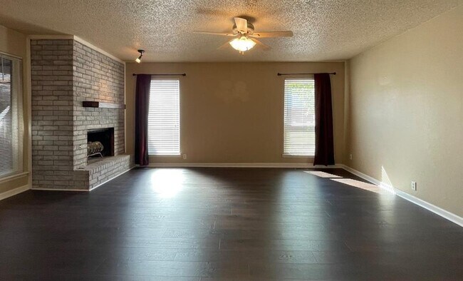 Building Photo - 4707 Hemlock Ln