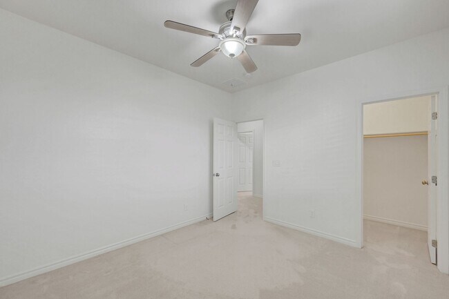 Building Photo - Stunning 4 Bedroom with Mountain Views!