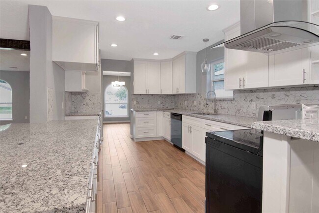 Building Photo - 12811 Golden Tee Ln