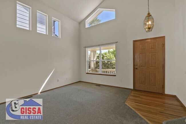 Building Photo - Beautiful home with views of Pikes Peak!