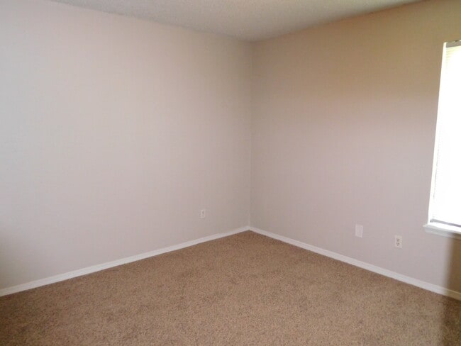 Building Photo - 5728 S Vancouver Ave