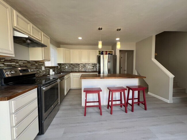 Building Photo - 2188 Luz Ave