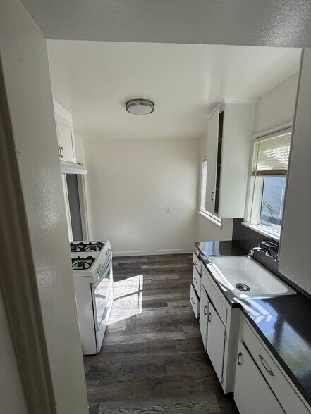 Building Photo - 1009 E Garfield Ave