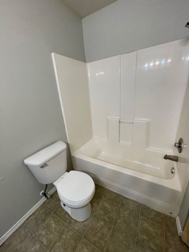 Building Photo - 3 Bedroom Home in Merriam Woods!