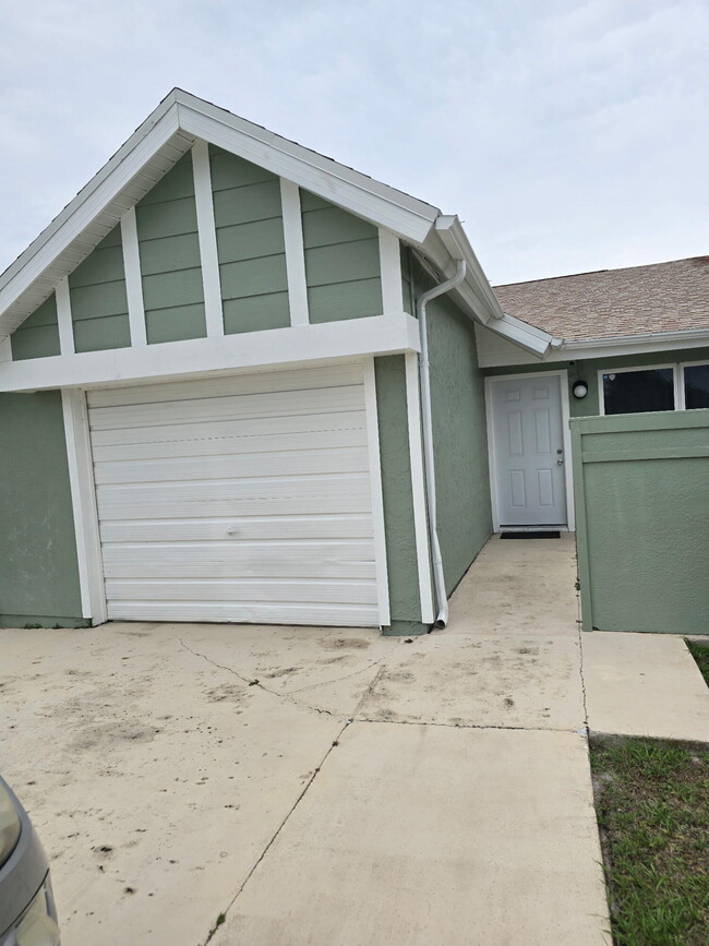 Building Photo - 1449 SE Larkwood Cir