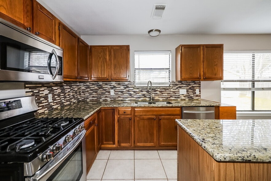 Building Photo - 20006 Brandon Oaks Way