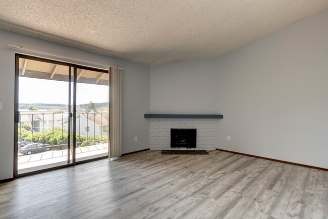 Building Photo - Charming 2-Bedroom Condo with Balcony – Pr...