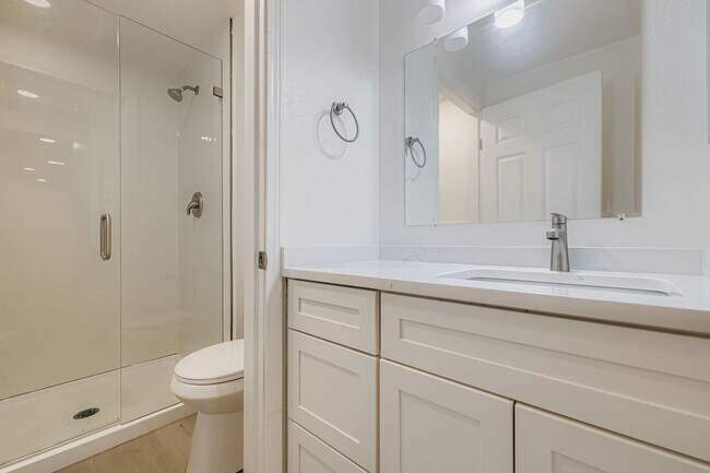 Building Photo - Beautiful 2Bed/1.75Bath in an Exclusive Community in the heart of Kirkland!