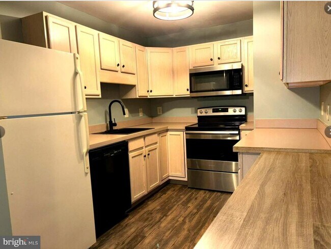 Building Photo - 706 Horseshoe Dr