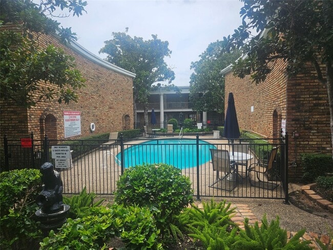 Building Photo - 2101 Fountain View Dr