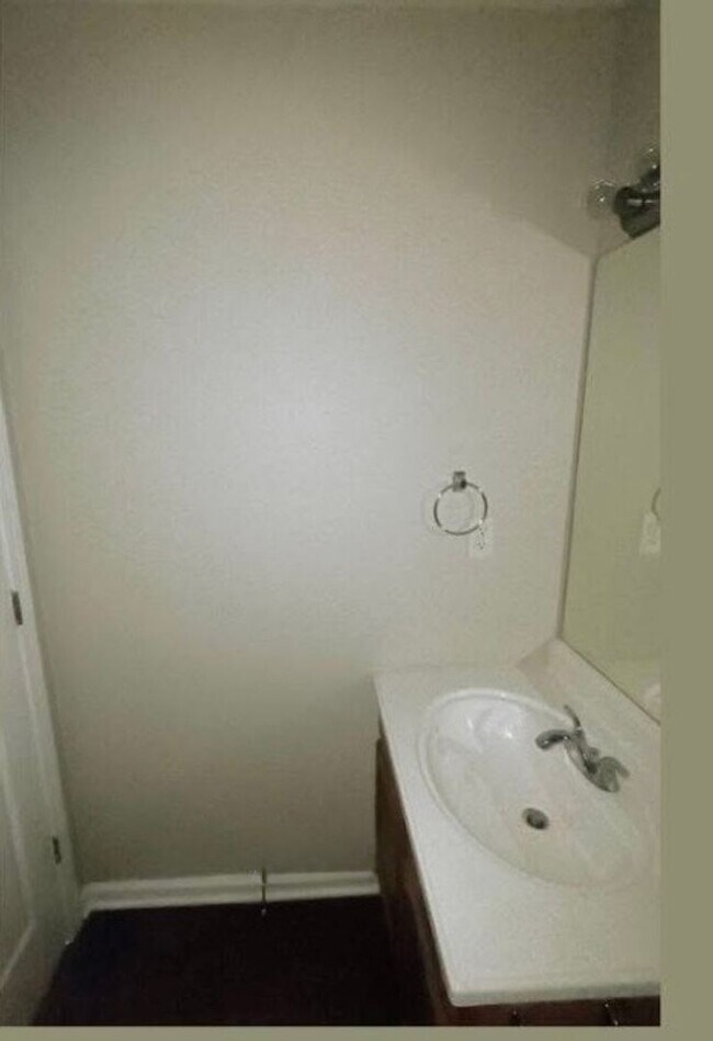 Building Photo - **LESS than 10 minute Drive from Fort Knox**