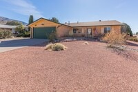 Building Photo - Beautiful 3 Bed 2 Bath - Gorgeous Views & Fenced in Backyard!