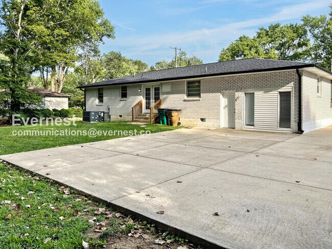 Building Photo - 3 Bed, 2 Bath Home with Off-Street Parking...