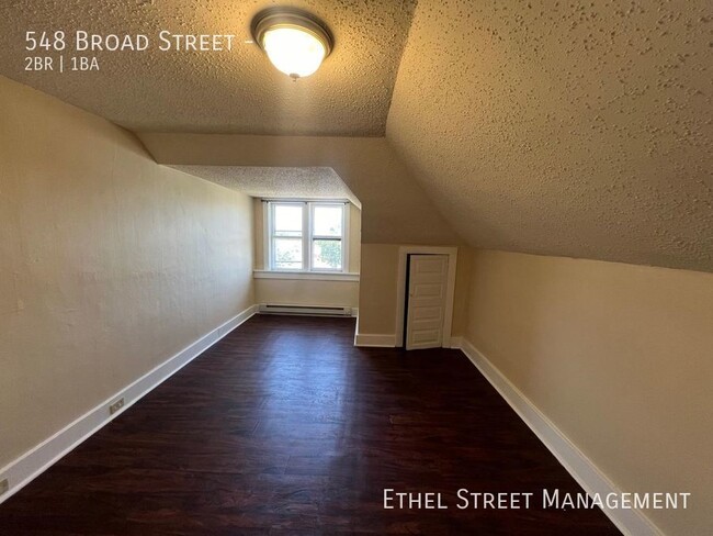 Building Photo - Newly-Updated Two Bedroom Apartment in Naz...