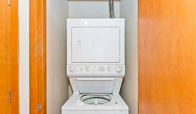 Building Photo - Gorgeous 1 Bedroom +Lofted Den Apartment in Avondale - Laundry In Unit!