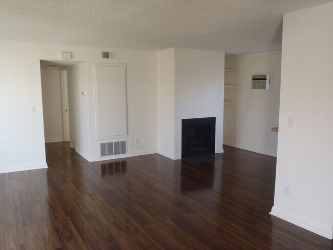 Building Photo - 17762 Paseo Cir