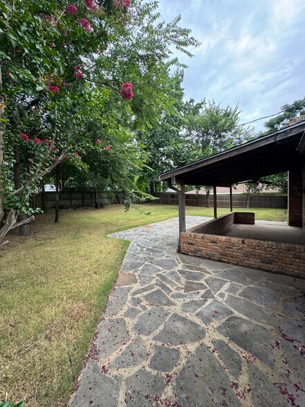 Building Photo - 302 Mobile Dr