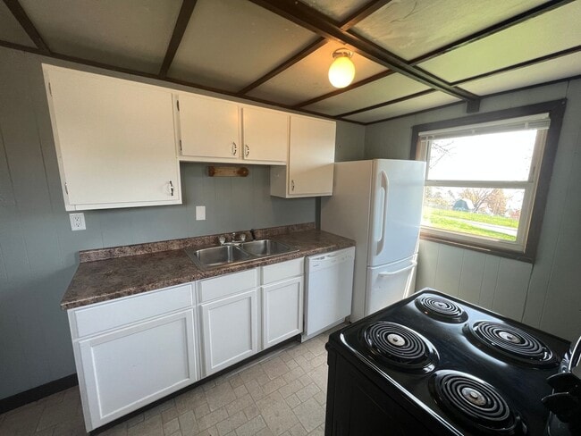 Building Photo - AVAILABLE JUNE - 3 Bed 1 Bath w/ Great View