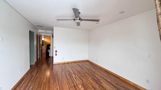 Building Photo - Stunning Townhome in the heart of Encinitas