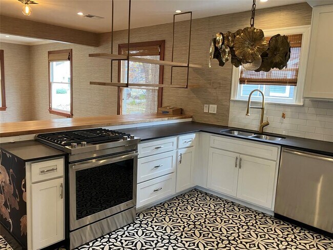 Building Photo - 1916 W 39th St