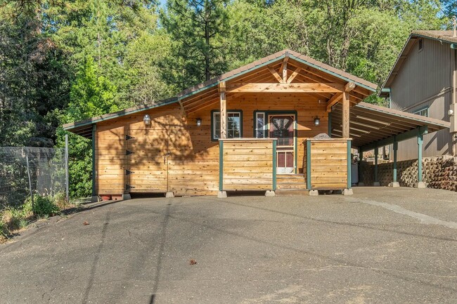 Building Photo - Darling cottage nestled in the woods near ...