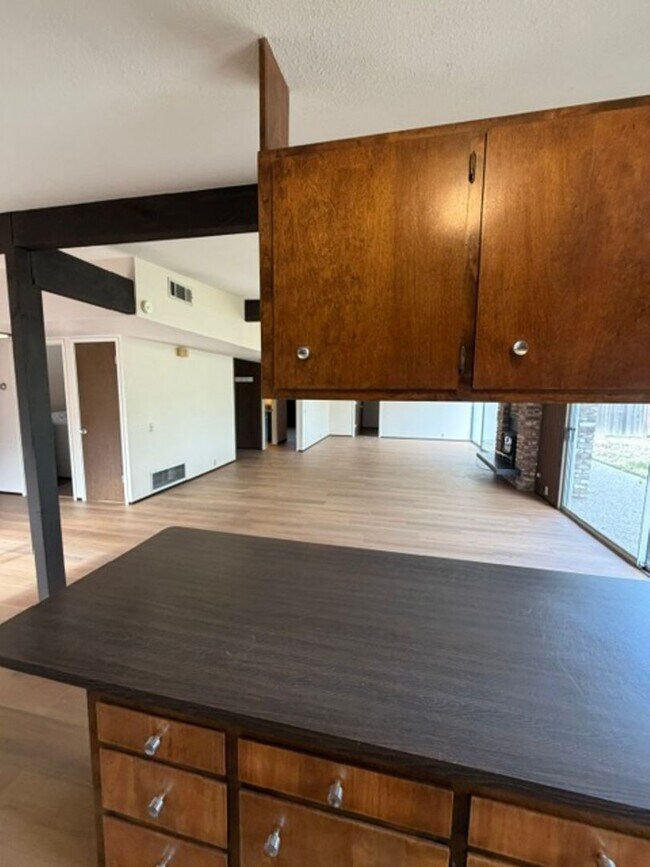 Building Photo - 557 Villanova Dr