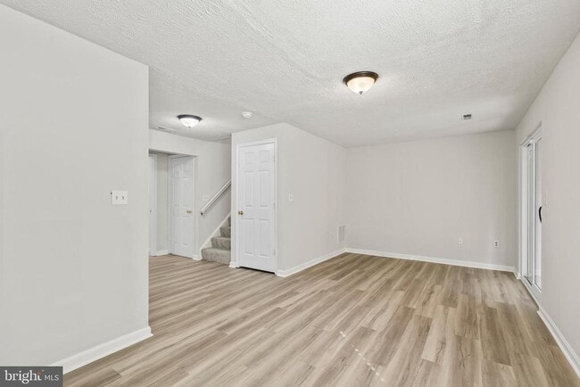 Building Photo - 306 Kings Crest Dr