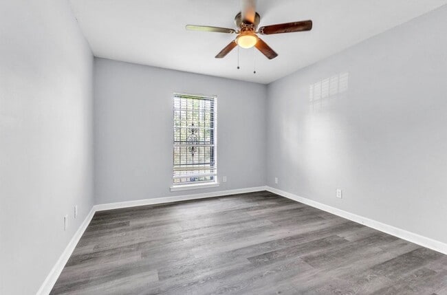 Building Photo - 701 Southlawn Dr