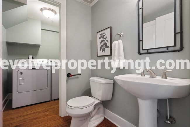 Building Photo - Downtown Living at Its Finest – Spacious 2...