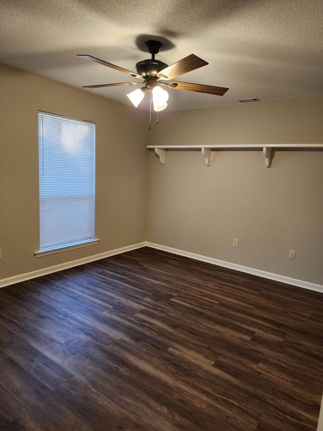 Building Photo - Spacious 2 bedroom 2 bath townhome with walk in closets, fireplace, and washer/ dryer included.