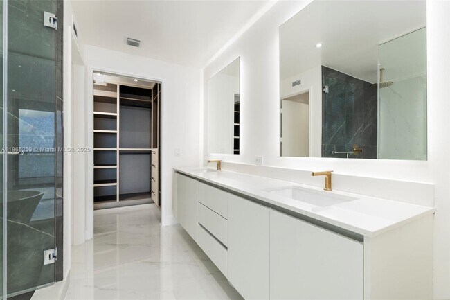 Building Photo - 700 NE 24th St