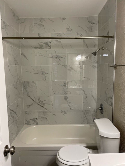 Beautiful tile in tub! - 808 at South Center