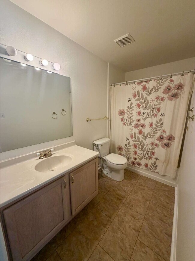 Building Photo - YOU WON'T WANT TO MISS OUT ON THIS CONDO!! 2 bed/ 2 bath Condo in Highlands Ranch!