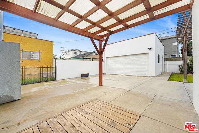 Building Photo - 2315 Cochran Ave