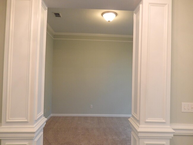 Building Photo - 1858 Vineland Ln