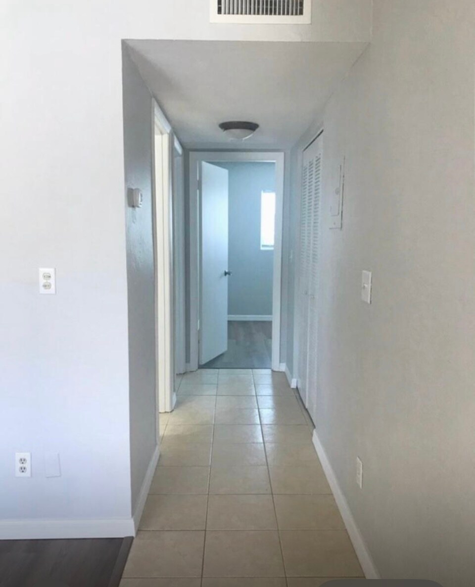 Building Photo - 305 Ridge Blvd