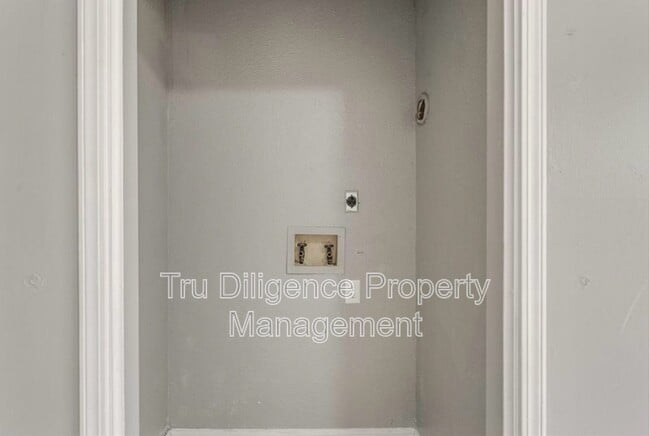 Building Photo - 210 Kathleen Dr