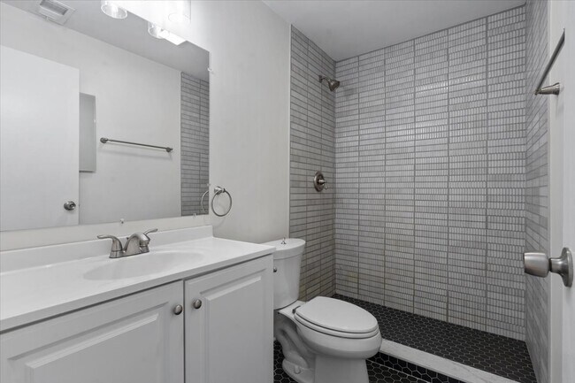 Building Photo - 2122 N Lincoln Ave