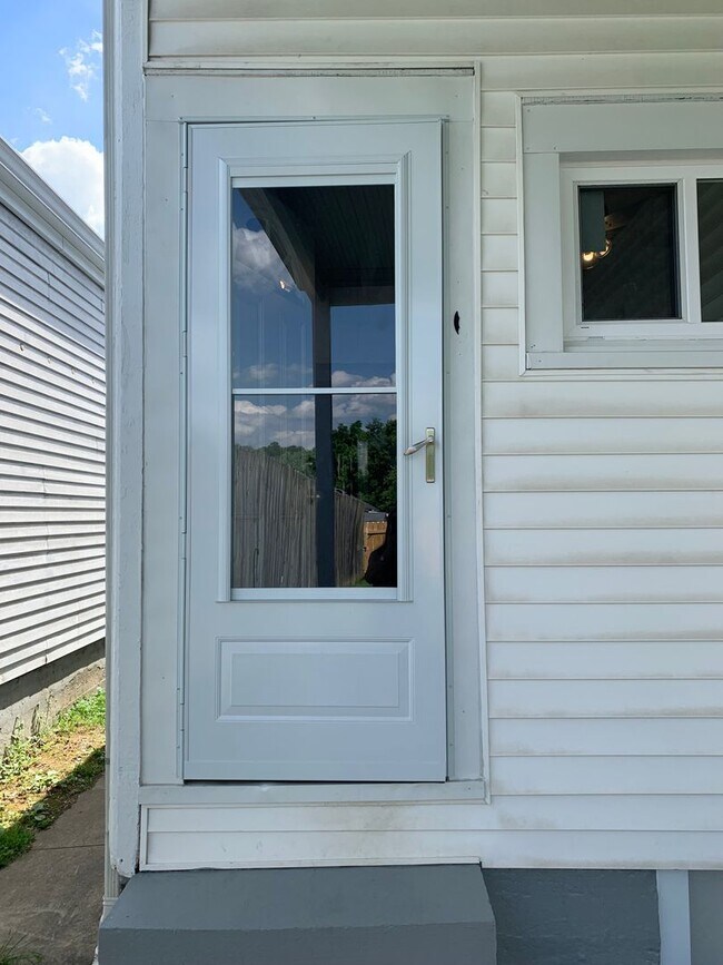 Building Photo - Beautiful 2 Bedroom 1 Bath, Newly Updated!