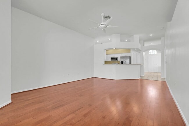 Building Photo - Large Spacious 4 bedroom 2 bath