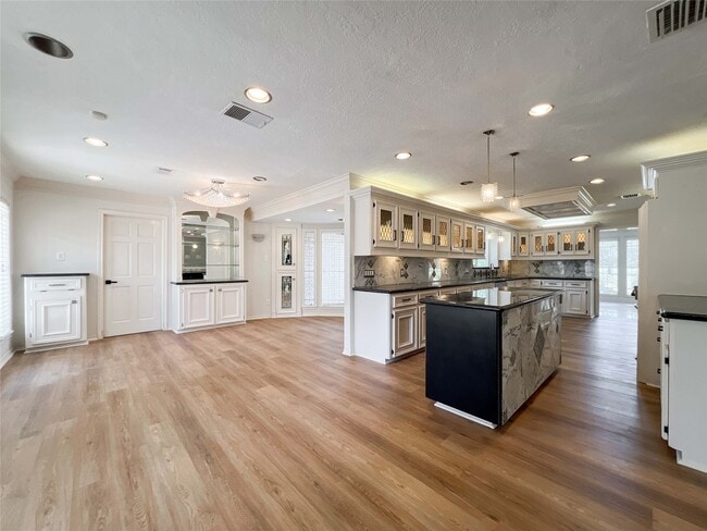 Building Photo - 8107 S Braeswood Blvd