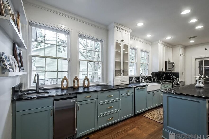 Building Photo - 2221 Olive St